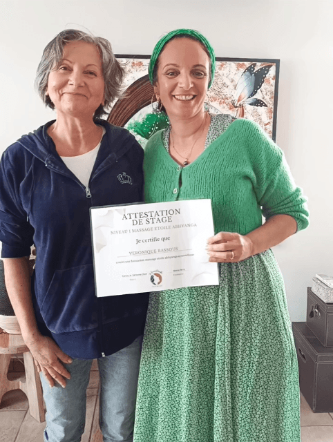 Remise d’une attestation de stage en massage Abhyanga lors d’une formation avec Monia.